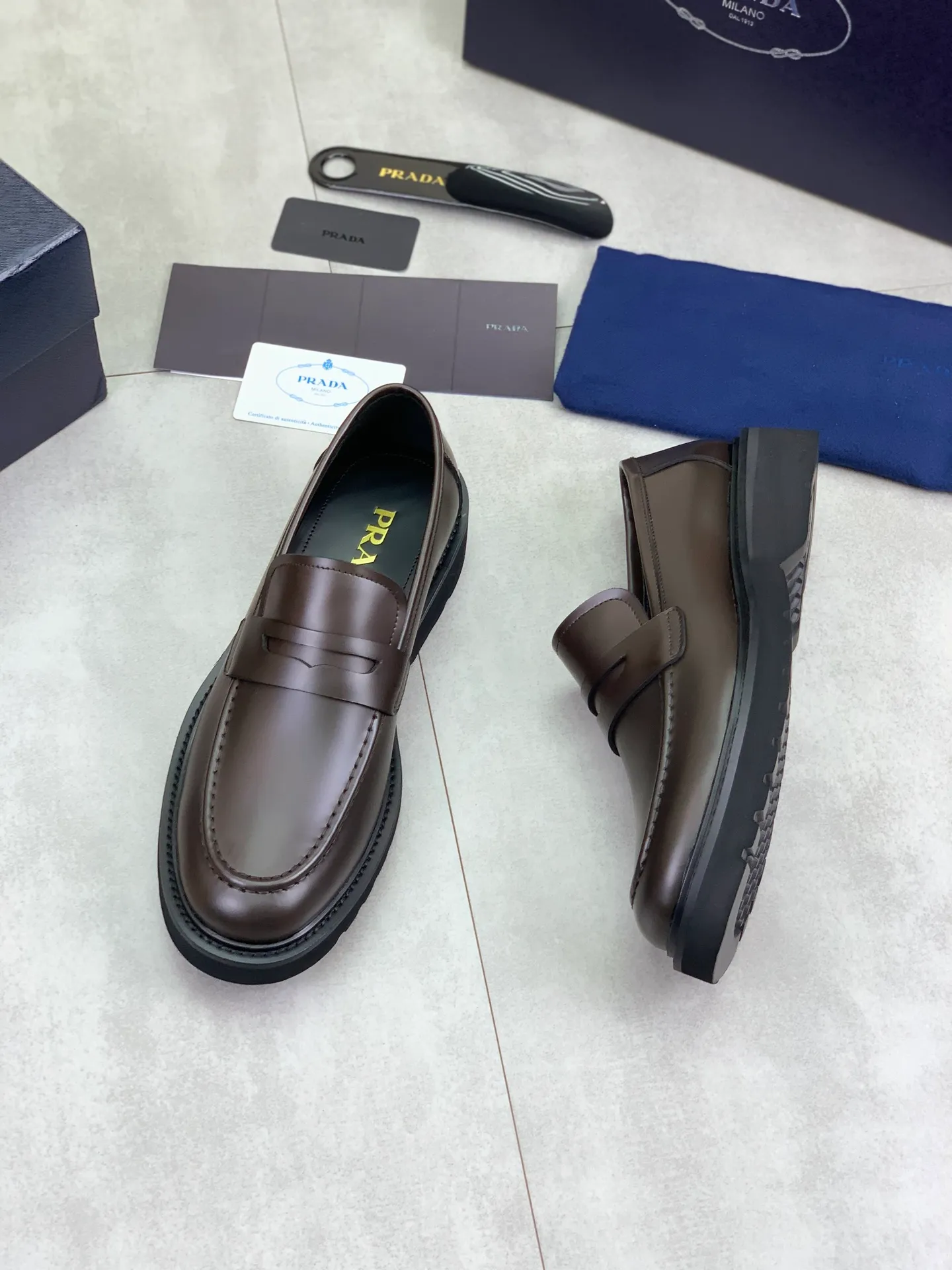 Factory price P880💰Original quality, top version🔱 ＰＲＡＤＡPrada. Men’s business casual leather shoes, top quality products. 1:1 shipment⬆️Luxurious and noble👞All imported original color-brushed edge beads, just to create a more comfortable wearing experience. Upper: Original comfortable open-edge bead rubbed color calfskin➕Top imported water-dyed full cow lining, original high-end lightweight and comfortable TPU foam combination bottom✔️Code number: 39-44 (38 45) 46 47 can be customized)